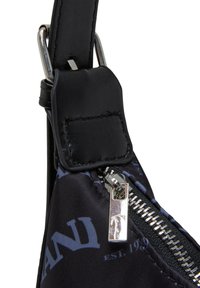 Cinghia di nylon nera con dettagli in pelle, dotata di una cerniera argentata e un motivo in tessuto blu scuro. Tirazip con dettaglio del logo.