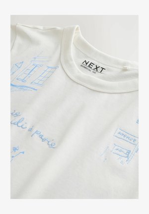 Weißes Baumwoll-T-Shirt mit blauen gestickten Skizzen von Gebäuden und Text. Rundhalsausschnitt, kurze Ärmel und "NEXT" Etikett.