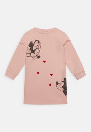 Blød lyserød langærmet kjole med skitseagtige Minnie- og Mickey-ansigter samt små røde hjerter imellem, flæsedetalje på ærmerne.