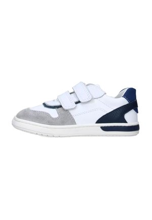 Sneaker bianca con fasce in velcro, dettagli grigi e navy, materiali in pelle liscia e scamosciata morbida, punta arrotondata e suola in gomma.