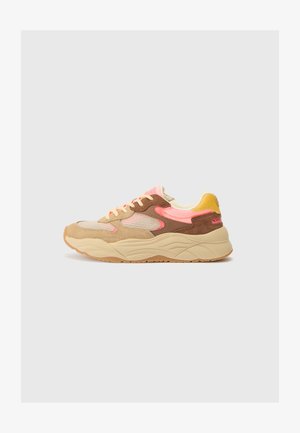 Sneaker beige e marrone con tomaia in mesh e suede, dettagli rosa e gialli, suola testurizzata e laccatura prominente.