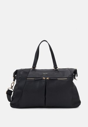 Bolsa duffel de cuero negro con dos asas, correa de hombro ajustable, bolsillos delanteros con cremallera y detalles de hardware en tono dorado.