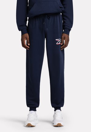 Joggers de marina hechos de tela suave, con cinturilla y puños elásticos; cuenta con un pequeño logotipo multicolor en el muslo izquierdo.