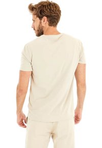 Guess Jednoduché tričko - beige