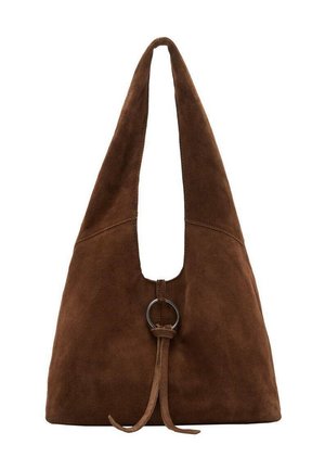 Sac en suède brun avec une forme triangulaire structurée et une bandoulière allongée. Il présente un accent métallique circulaire et un détail noué.