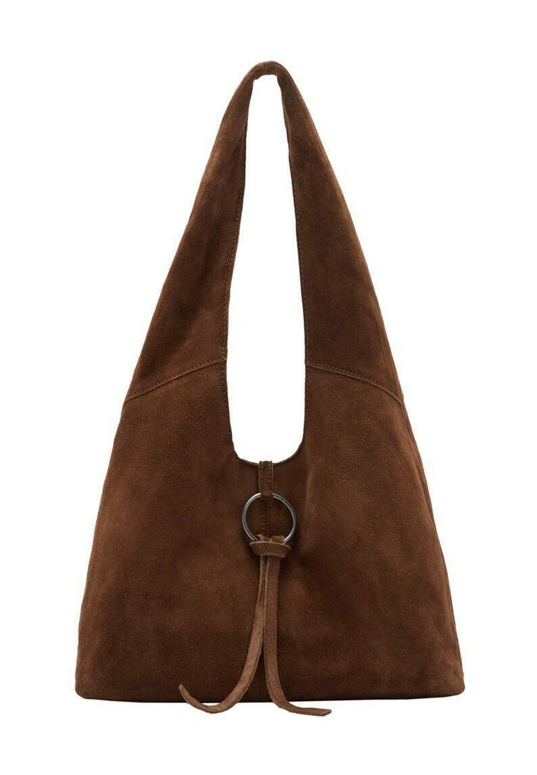 Brun mockaläderväska med en strukturerad, triangulär form och en förlängd axelrem. Har en cirkulär metalldetalj och en knuten detalj.