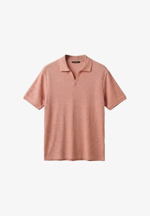 Polo manches courtes en maille côtelée rose poudré avec un col doux et un col en V ouvert.