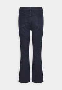 Jeans de mezclilla de campana en azul oscuro con un diseño de cinco bolsillos, costuras en contraste y un acabado liso y texturizado.