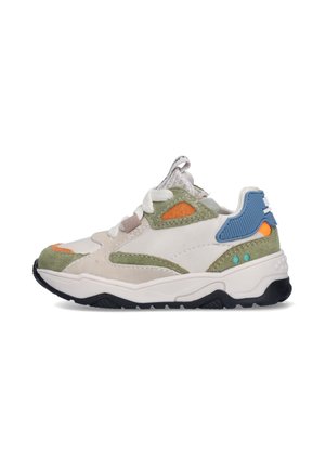 Stevige sneaker met een witte basis, groene suède panelen, oranje accenten, blauw hiel detail en een dikke zwart-witte zool, zijaanzicht.