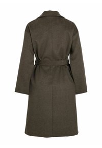 Ruskea villasekoiteviitta, jossa on vyöllinen vyötärö, leveät hihat ja lovettu kaulus. Viitassa on sileä rakenne ja se on keskipitkä.