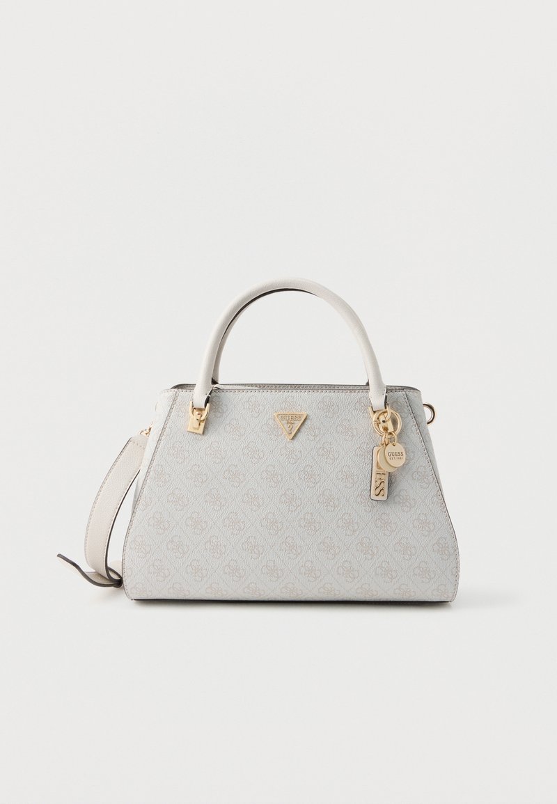 Λευκή τσάντα χειρός Guess με διπλές χειρολαβές, πλακέτα με χρυσό λογότυπο και κρεμαστά χρυσά γούρια, με το σχεδιασμό του μονογράμματος της μάρκας.