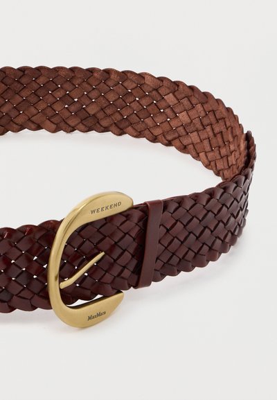 Καφέ υφαντή δερμάτινη ζώνη με χρυσή πόρπη χαραγμένη με τις λέξεις "WEEKEND" και "MaxMara" σε λευκό φόντο.