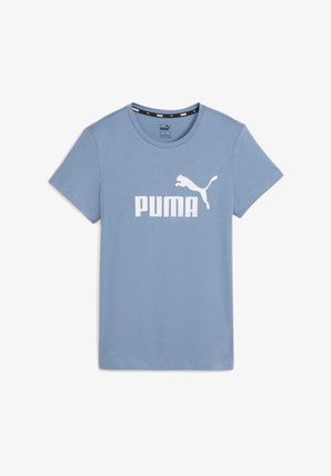 Lichtblauw T-shirt met korte mouwen en ronde hals met wit Puma-logo en tekst gecentreerd aan de voorkant.