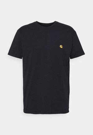 T-shirt noir à manches courtes avec col rond et petit logo jaune Carhartt sur le côté gauche de la poitrine.