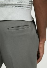 Next RELAXED FIT MOTIONFLEX - Habitbukser - green