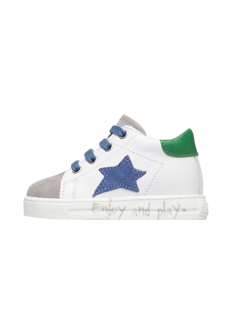 Sneaker bianca in pelle con stella in suede blu, punta grigia, tallone verde e lacci blu. La base presenta la scritta "Enjoy and play" in grigio.