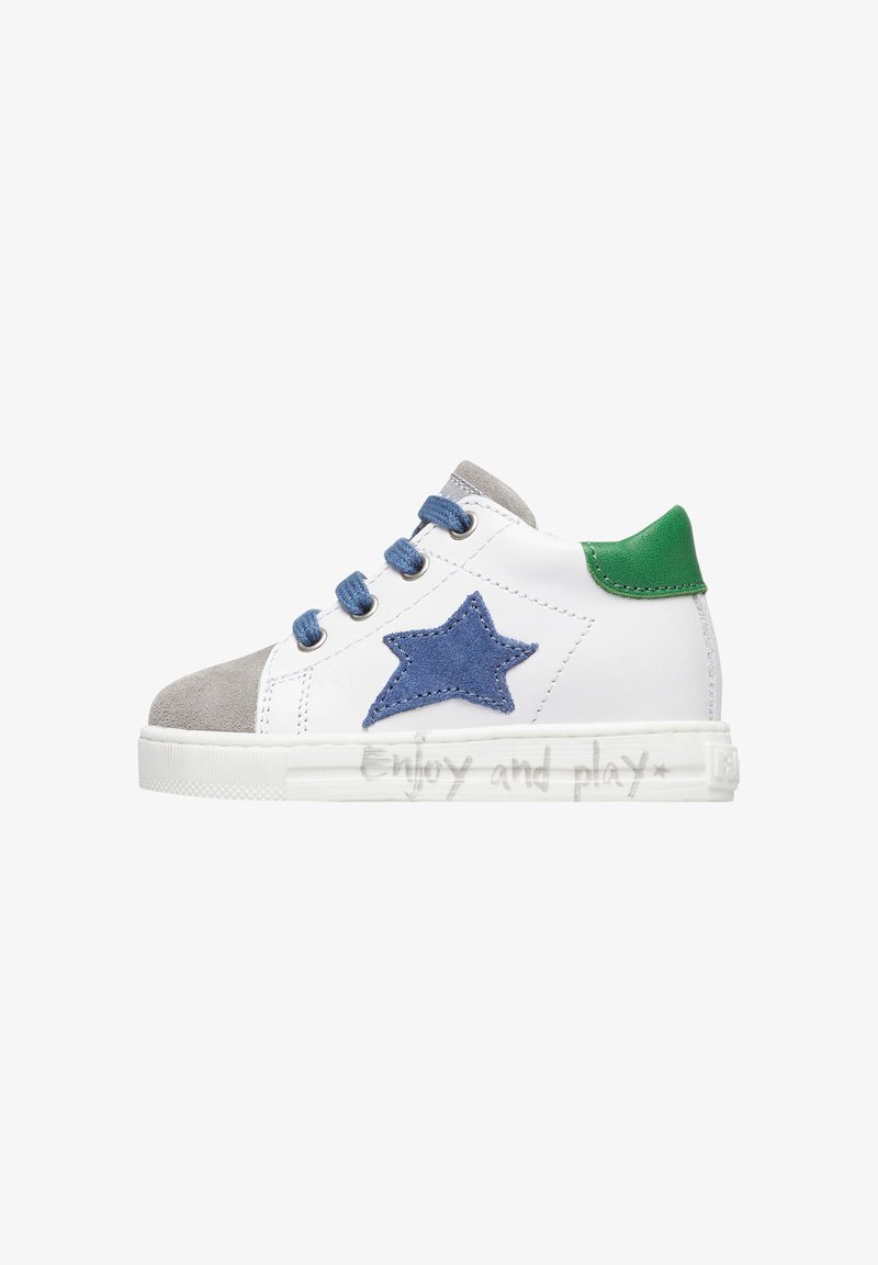 Sneaker bianca in pelle con stella in suede blu, punta grigia, tallone verde e lacci blu. La base presenta la scritta "Enjoy and play" in grigio.