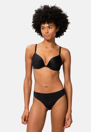 Soutien-gorge noir et culotte assortie en tissu lisse. Le soutien-gorge est doté d'un armature, de bretelles réglables et d'un design minimaliste.