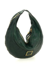 Borsa a tracolla curva in pelle verde scuro con borchie dorate lungo i bordi e chiusura con zip dorata nella parte superiore.