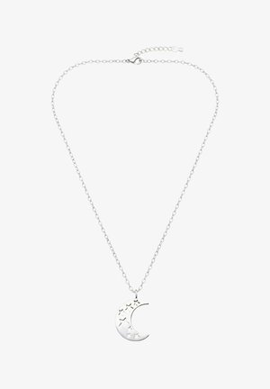 Collana d'argento con pendente a mezzaluna decorato con ritagli a forma di stella, sospeso da una catena sottile con chiusura a moschettone.