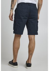 Marina cargo shorts med sidofickor, bältesöglor och rak passform. Tillverkade av lättviktsmaterial, lämpliga för vardagsbruk.