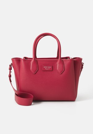 Bolso de mano de cuero texturizado rojo con dos asas cortas y una correa de hombro desmontable. Presenta una placa de metal con la marca en la parte frontal.