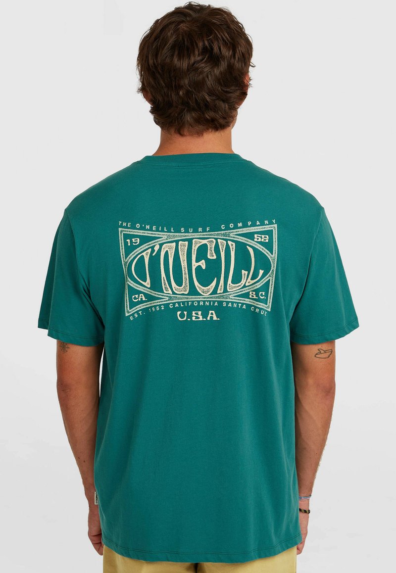 Camiseta de algodón color azul verdoso con un gráfico de estilo vintage en crema en la parte trasera, que incluye el texto "O'Neill" y "California Santa Cruz". Manga corta.