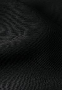 Schwarzer Textilstoff mit einer glatten Oberfläche, die ein dezentes Muster aus feinen Linien und einem subtilen Glanz aufweist.