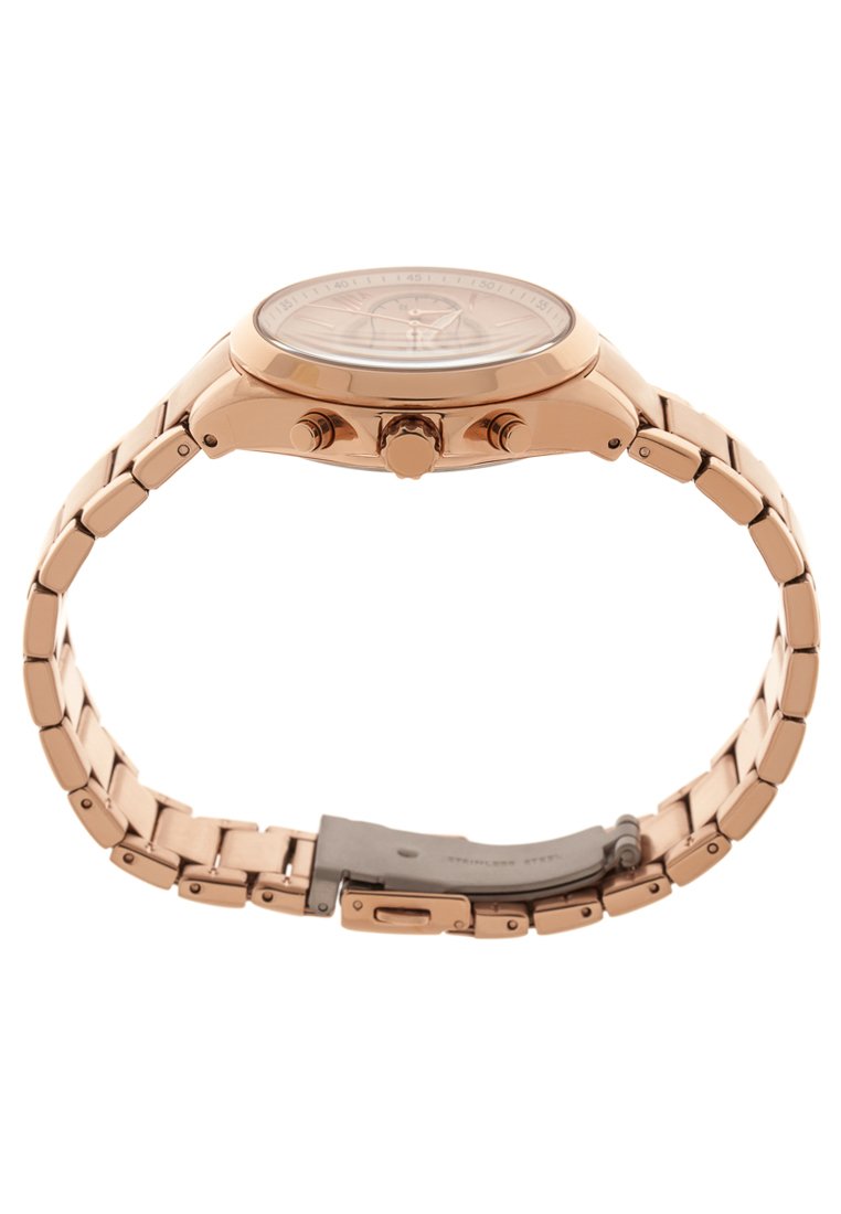 Reloj de metal color oro rosa con esfera redonda, diales de cronógrafo y pulsera de eslabones. Acabado suave y acentos pulidos en la caja y el cierre.