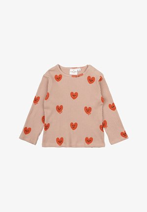 Gestreiftes Langarmoberteil in sanftem beige mit orangefarbenen Herzmustern. Verfügt über einen runden Halsausschnitt und Druckknopfverschlüsse an den Schultern für ein einfaches Ankleiden.