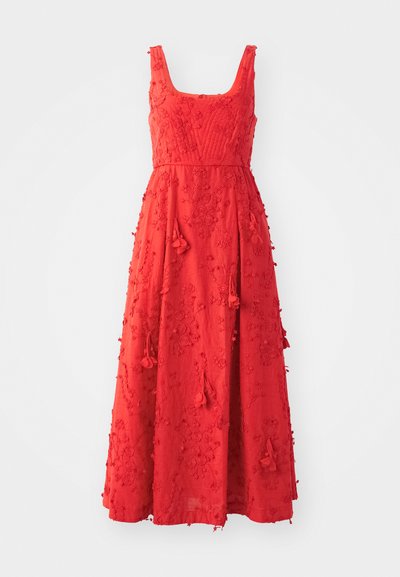 Rotes ärmelloses Kleid mit quadratischem Ausschnitt, verziert mit floralen Stickereien, Quastenakzenten und in einer fließenden Maxilänge.