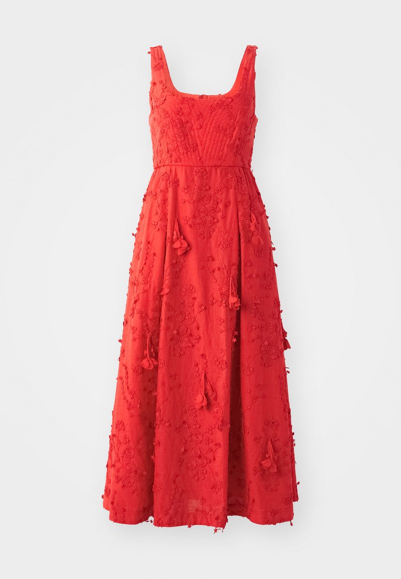 Abito rosso senza maniche con scollo quadrato, caratterizzato da ricami floreali, dettagli con frange e una lunghezza maxi fluida.