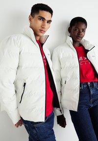 Red Bull Racing x Pepe Jeans RED BULL RACING CITY PUFFER JACKET - Zimska jakna - off-white