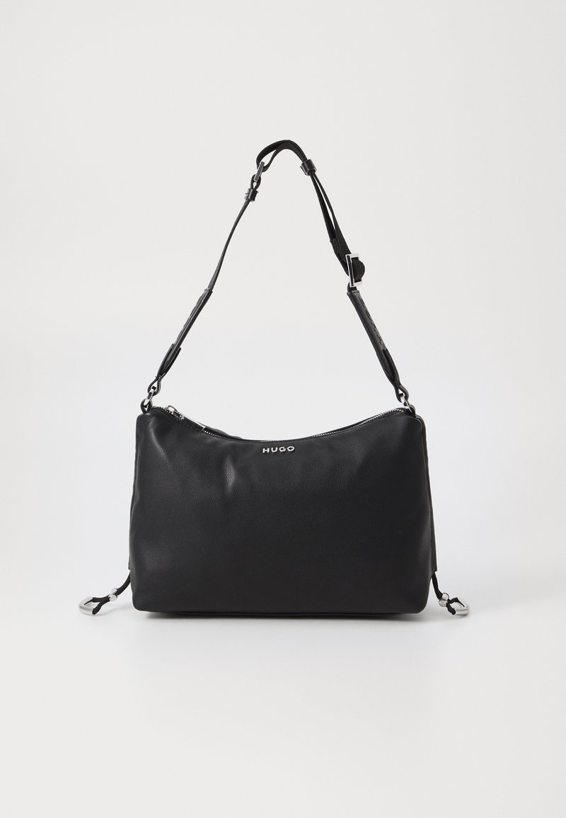 Borsa a tracolla nera in pelle con texture liscia, dotata di una sola tracolla regolabile e chiusura con zip; decorata con il marchio "HUGO" sulla parte anteriore.