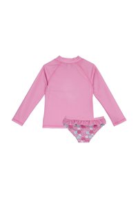 Långärmad rosa UV-skyddsöverdel med platta sömmar, ihopparad med rosa blommiga bikiniunderdelar med volangkant. Lämplig för badkläder.