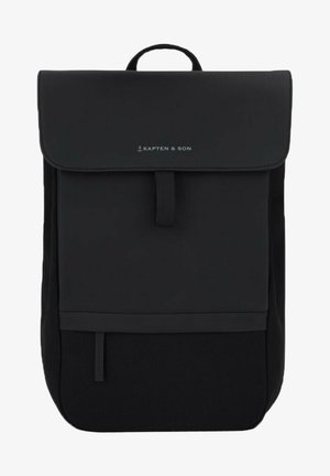 Schwarzer Rucksack mit matter Oberfläche, Klappenverschluss, verstellbaren Trägern und einem Logo auf der Vorderseite. Verfügt über eine glatte Textur und ein schlichtes Design.