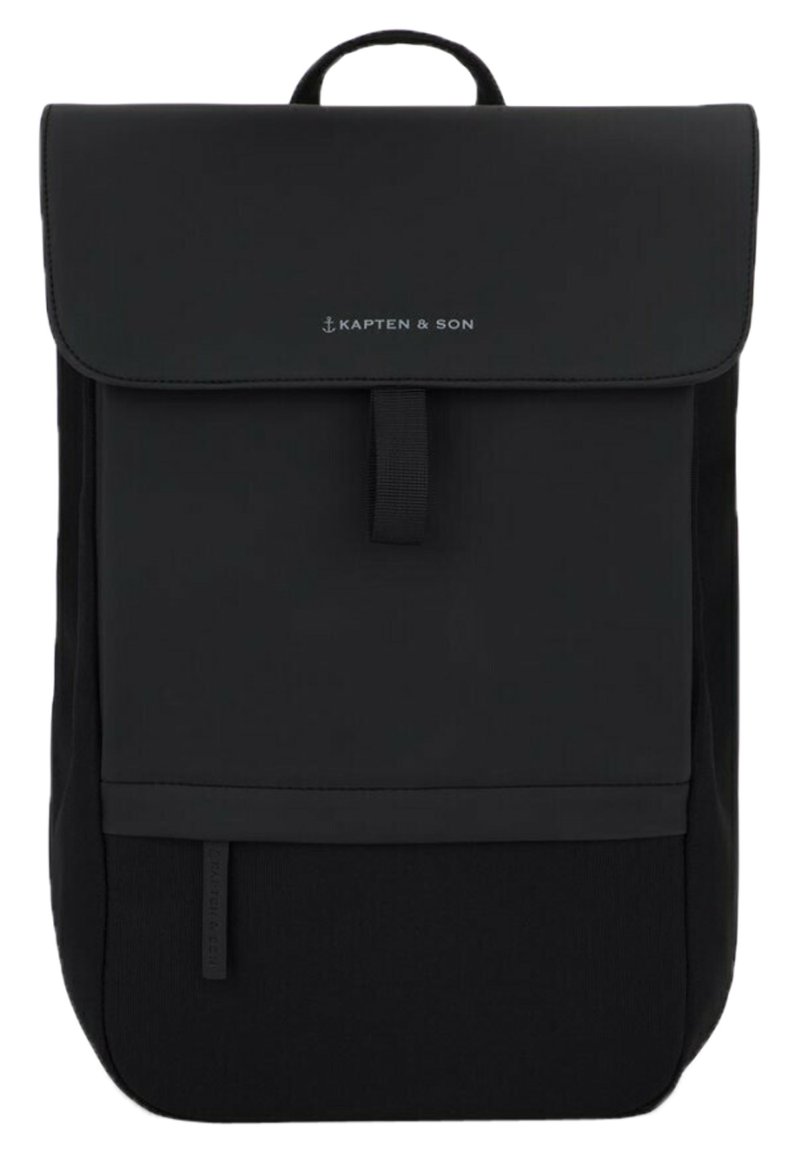 Czarny plecak o matowym wykończeniu, z klapką, regulowanymi paskami i logo z przodu. Posiada gładką teksturę i prosty design.