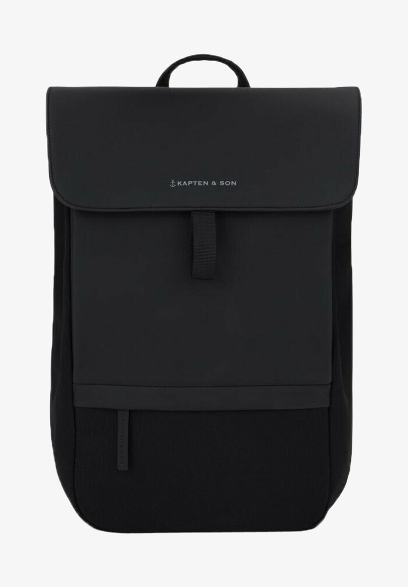 Zaino nero con finitura opaca, chiusura a patta, spallacci regolabili e logo frontale. Presenta una texture liscia e un design semplice.