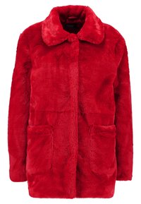 Rød faux fur frakke med krave, to frontlommer og en løstsiddende design for ekstra varme og komfort.