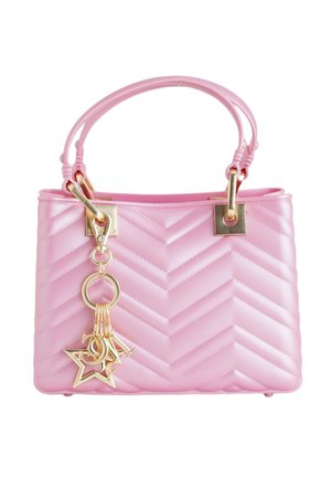Borsa trapuntata rosa con doppi manici e ciondolo dorato a forma di stella e lettera attaccato a un manico.