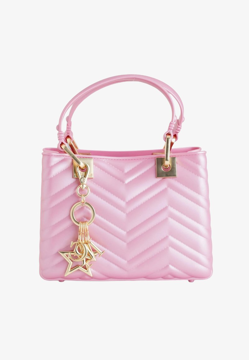 Sac à main matelassé rose avec doubles anses et un pendentif étoile et lettre dorés attaché à une anse.