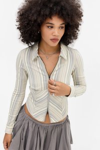 Cămașă cu mânecă lungă și fermoar în față, cu dungi diagonale albastre și crem, cu un bodice structurat și un design ajustat.