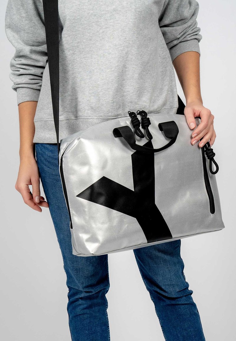 Damen Handtaschen | SURI FREY JesseyPlane Handtasche silver/grau-metallic - EO83714 Damen Handtaschen | SURI FREY JesseyPlane Handtasche silver/grau-metallic - EO83714