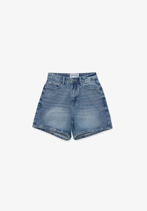 Pantalones cortos vaqueros azules con bolsillos delanteros, trabillas para cinturón y cierre de botón, colocados planos sobre un fondo blanco.