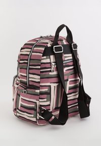 Rucksack mit pinkem, schwarzem und beigem abstraktem geometrischem Muster, schwarzen verstellbaren Trägern, einer Vordertasche mit Reißverschluss und einem Tragegriff an der Oberseite.