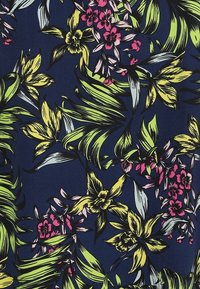 Námořnická tkanina s tropickým květinovým vzorem; obsahuje odvážné žluté listy, růžové a bílé květiny a složité detaily na vegetaci.