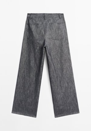 Pantalons larges en denim gris foncé, présentant un tissage texturé, une coupe droite et deux poches arrière avec une taille standard.