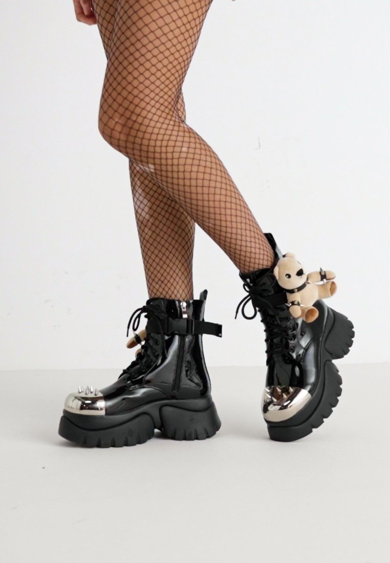 Koi Footwear EDDIES TEDDY PLATFORM SPIKED BOOTS - Stivaletti