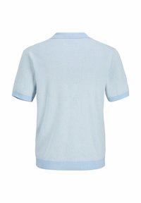 Ανοιχτό μπλε πλεκτό πόλο με κοντά μανίκια, με ριμπ λεπτομέρειες στη λαιμόκοψη, τις μανσέτες και το τελείωμα, εμφανίζεται από πίσω σε λευκό φόντο.