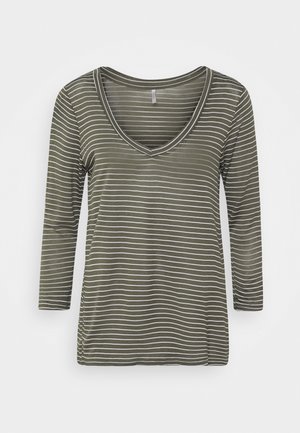 Olijfgroen gestreept T-shirt met lange mouwen en een diepe V-hals, met dunne witte horizontale strepen en een zachte, lichtgewicht stof.